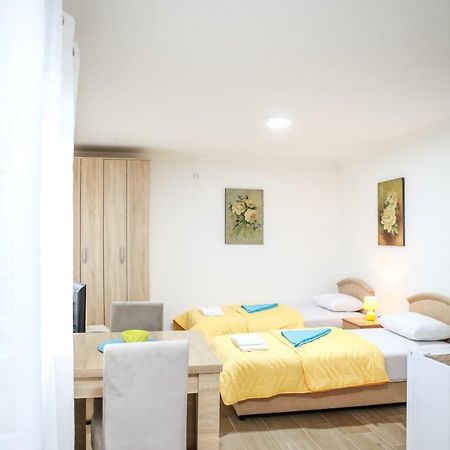 Studio Kaca Cetinje Bagian luar foto