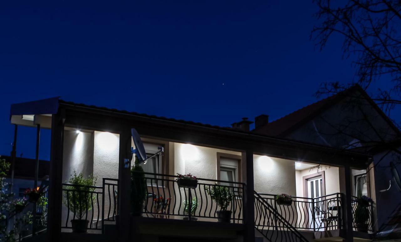 Studio Kaca Cetinje Bagian luar foto