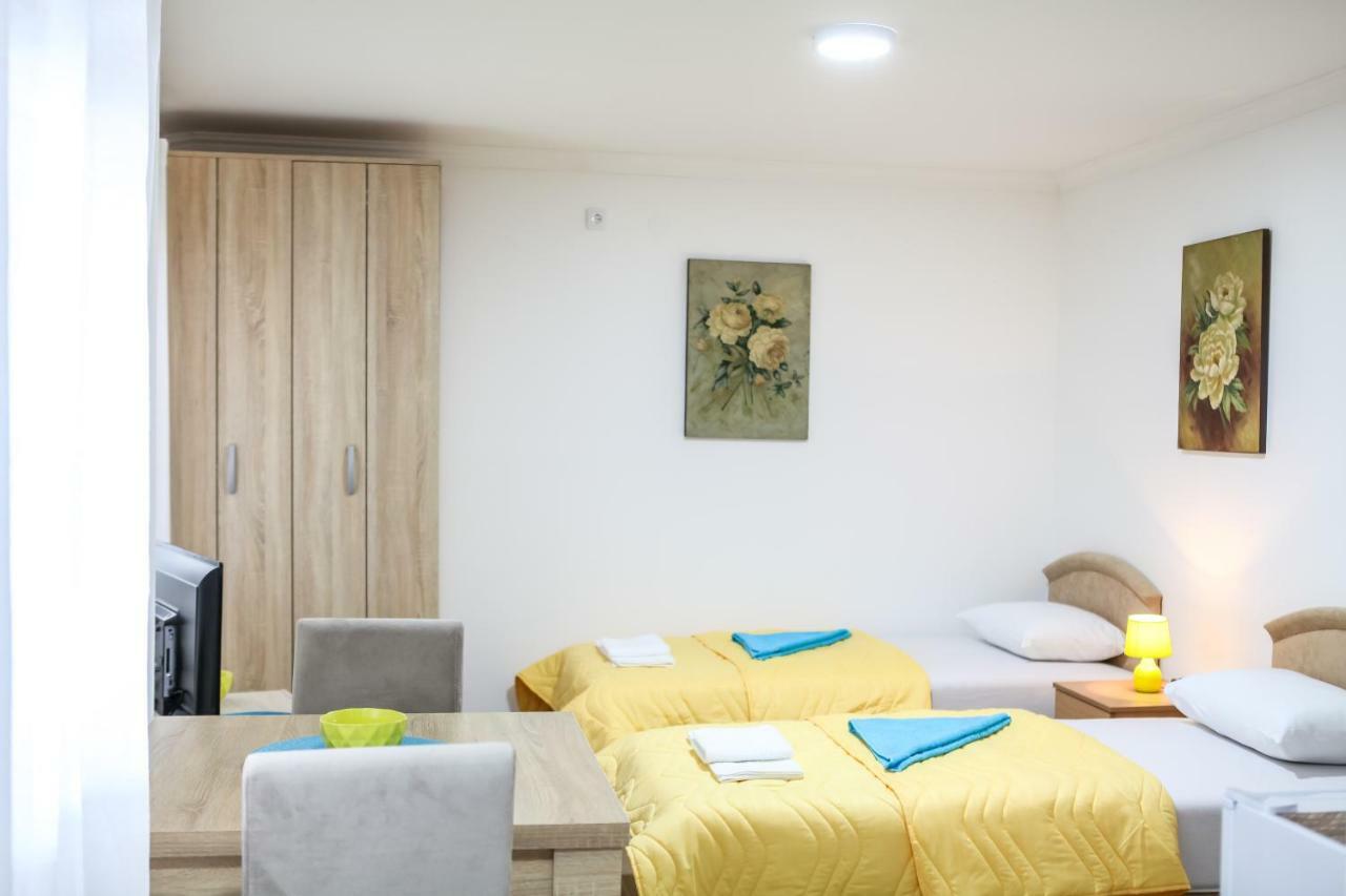 Studio Kaca Cetinje Bagian luar foto