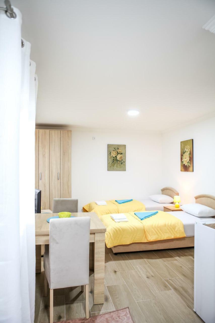 Studio Kaca Cetinje Bagian luar foto