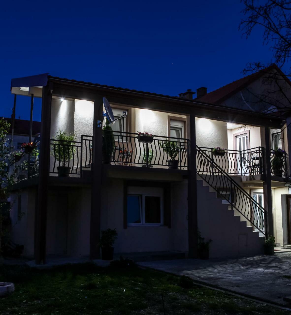 Studio Kaca Cetinje Bagian luar foto